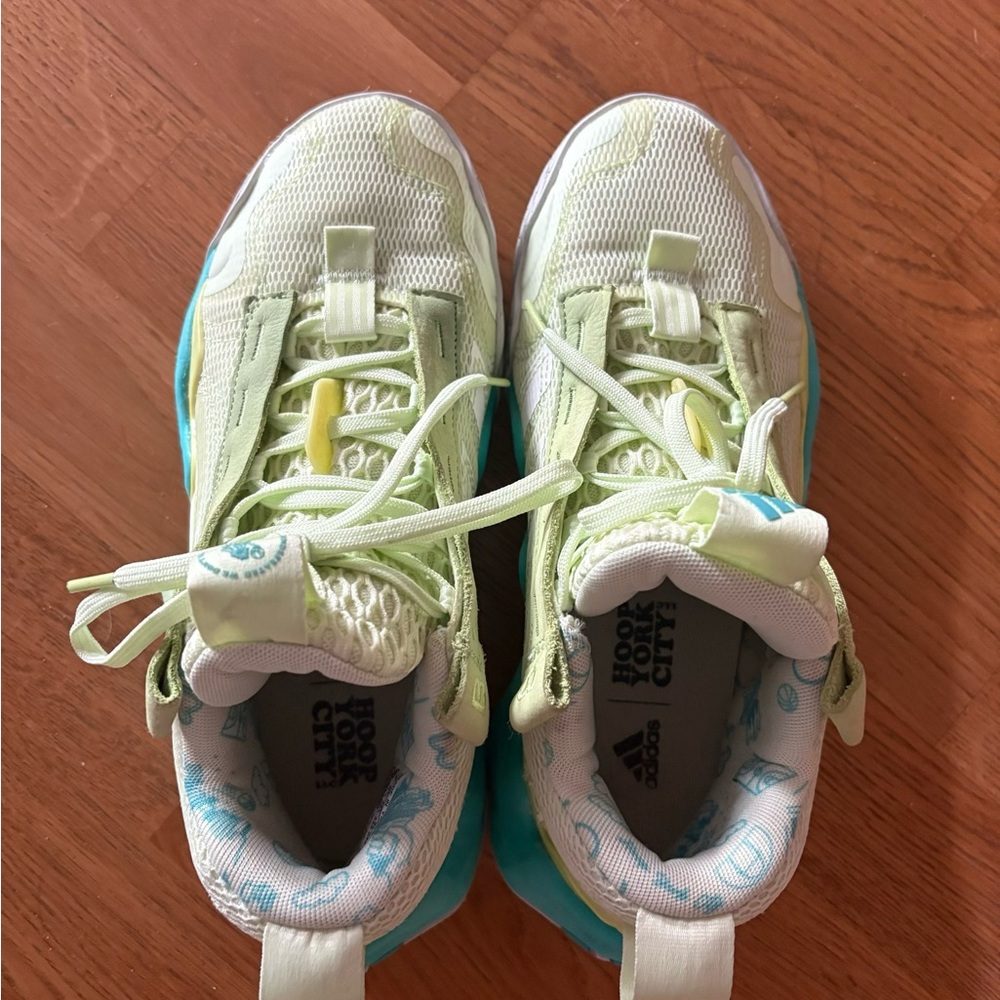 Adidas basketball shoe woman size 7 [LIMITED EDITION]